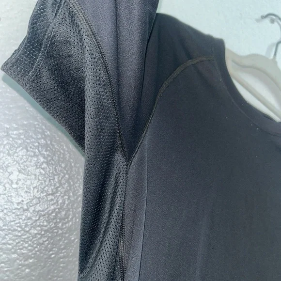 Gently used men’s dry fit size small T - Picture 4 of 7